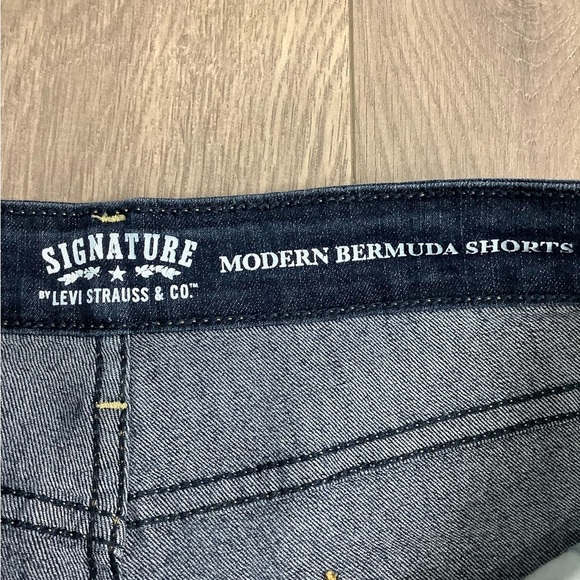 Women’s Levi’s 10 Medium 30 Denim Bermuda Shorts Jeans Navy Blue Rolled Hem NWOT - Picture 7 of 10